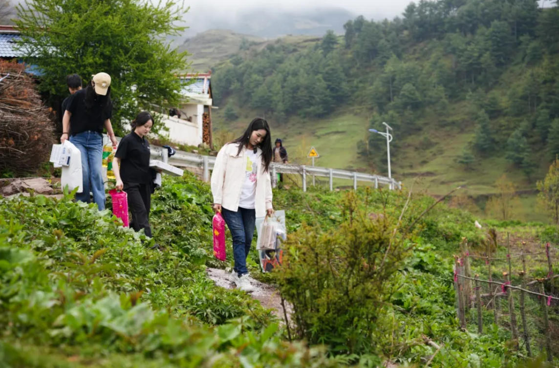 心灯常亮 | 重返大凉山:推开三扇家门,走进孩子的心房 心灯常亮 | 重返大凉山:推开三扇家门,走进孩子的心房