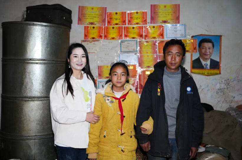 心灯常亮 | 膜一姐重返大凉山：推开三扇家门，走进孩子的心房