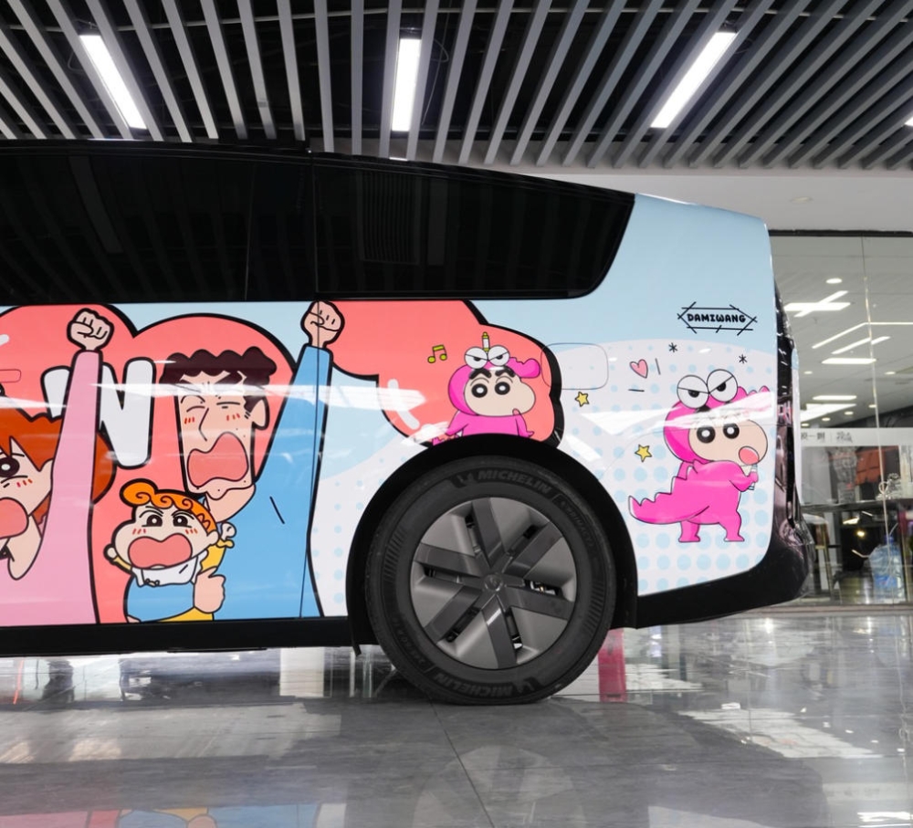 理想Mega车身改色膜定制，轻松实现蜡笔小新主题风格