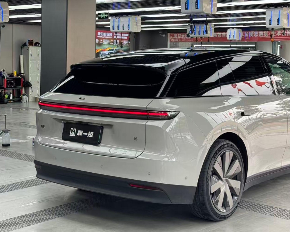 理想i6贴装TPU隐形车衣，全方位抵御车漆损伤