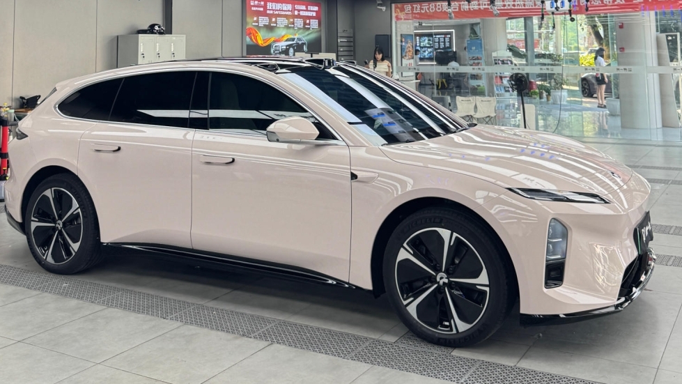 蔚来ET5改色膜推荐：镜空粉既显个性又不张扬