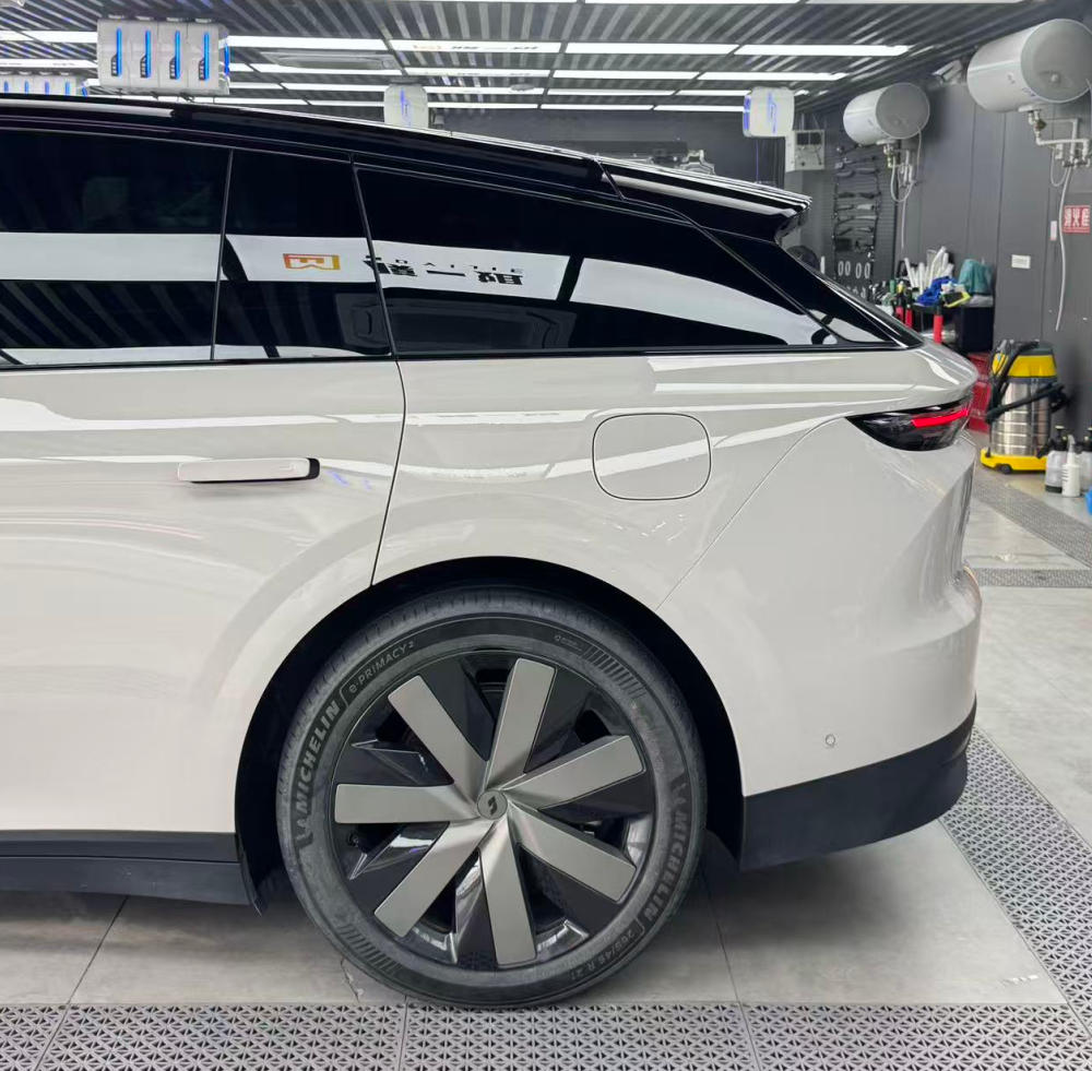 理想i6贴装TPU隐形车衣，全方位抵御车漆损伤