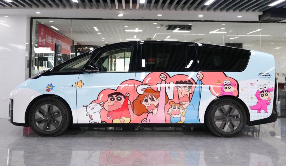 理想Mega车身改色膜定制，轻松实现蜡笔小新主题风格