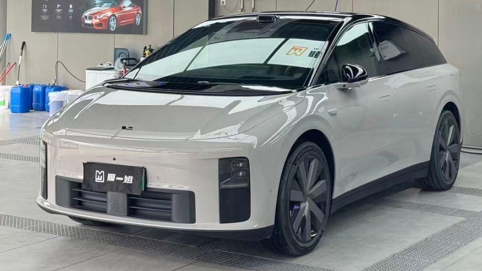 理想i6贴装TPU隐形车衣，全方位抵御车漆损伤