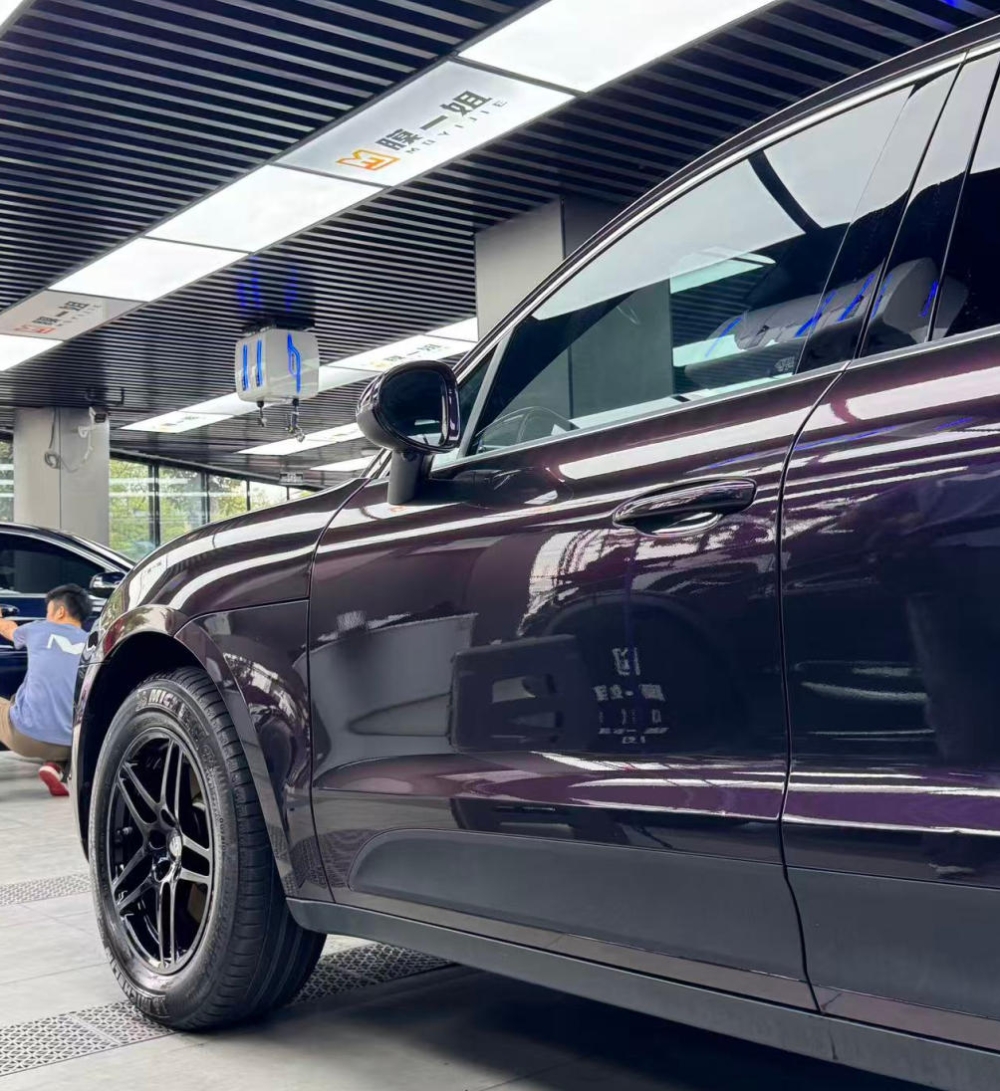 保时捷贴装黑魅紫改色膜，提升运动感和辨识度