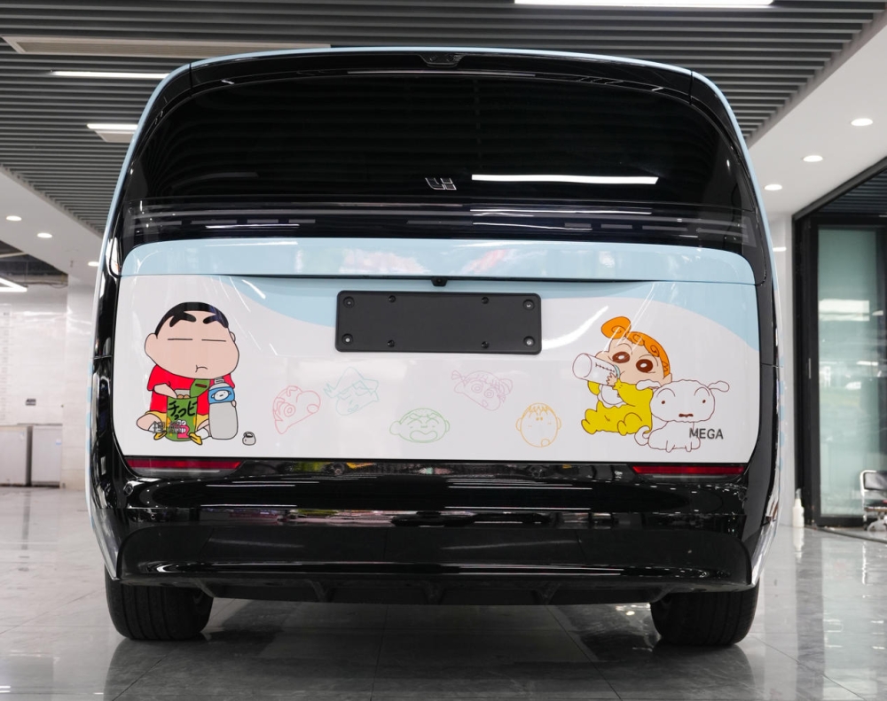 理想Mega车身改色膜定制，轻松实现蜡笔小新主题风格