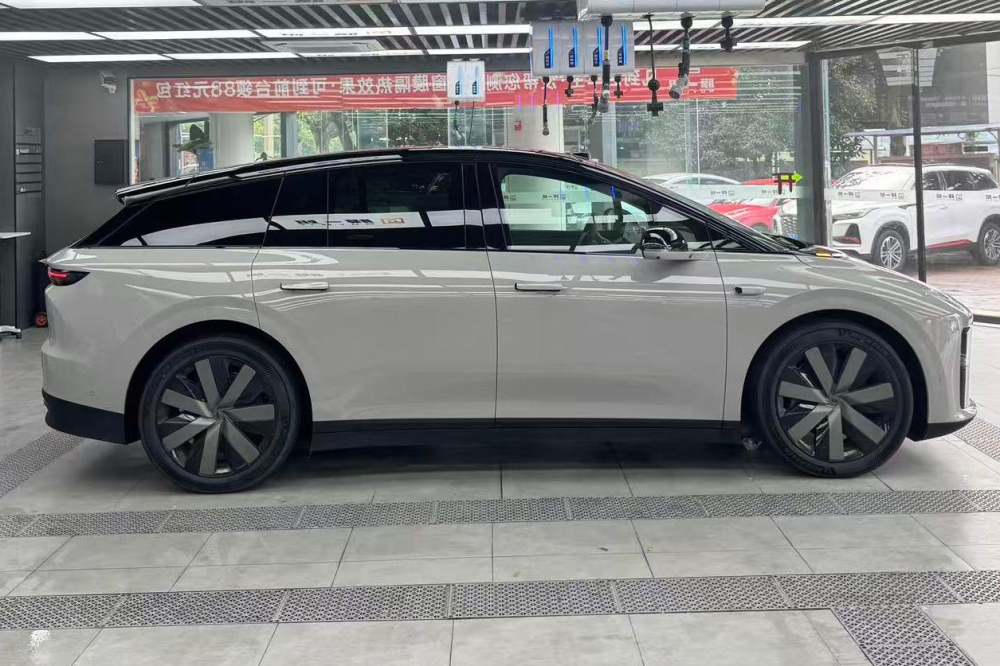 理想i6贴装TPU隐形车衣，全方位抵御车漆损伤