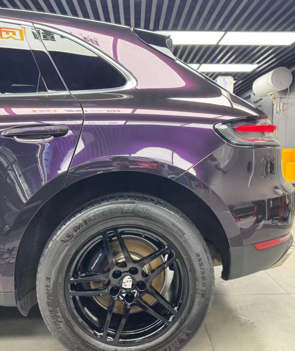 保时捷贴装黑魅紫改色膜，提升运动感和辨识度