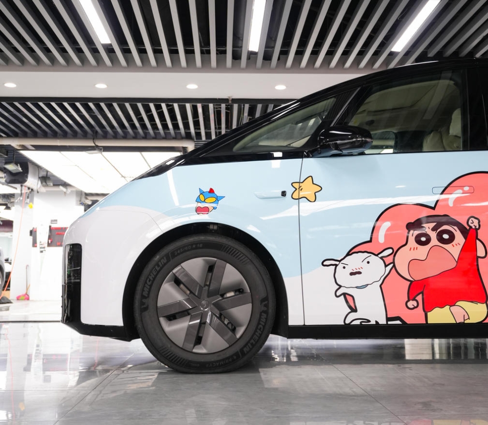 理想Mega车身改色膜定制，轻松实现蜡笔小新主题风格