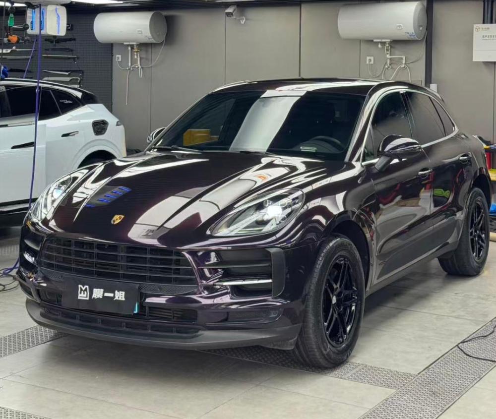 保时捷贴装黑魅紫改色膜，提升运动感和辨识度