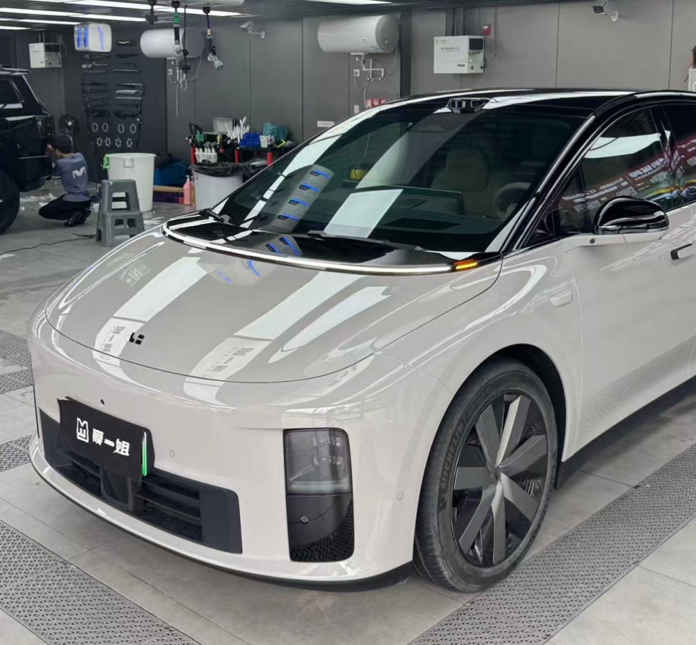 理想i6贴装TPU隐形车衣，全方位抵御车漆损伤