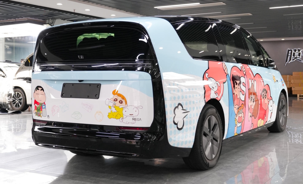 理想Mega车身改色膜定制，轻松实现蜡笔小新主题风格
