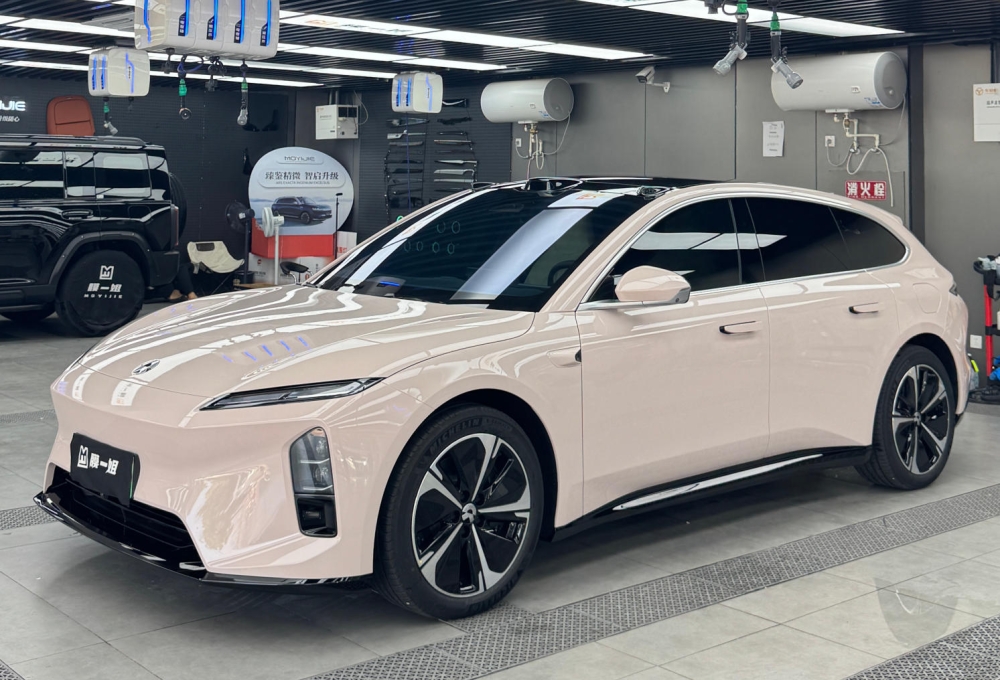 蔚来ET5改色膜推荐：镜空粉既显个性又不张扬