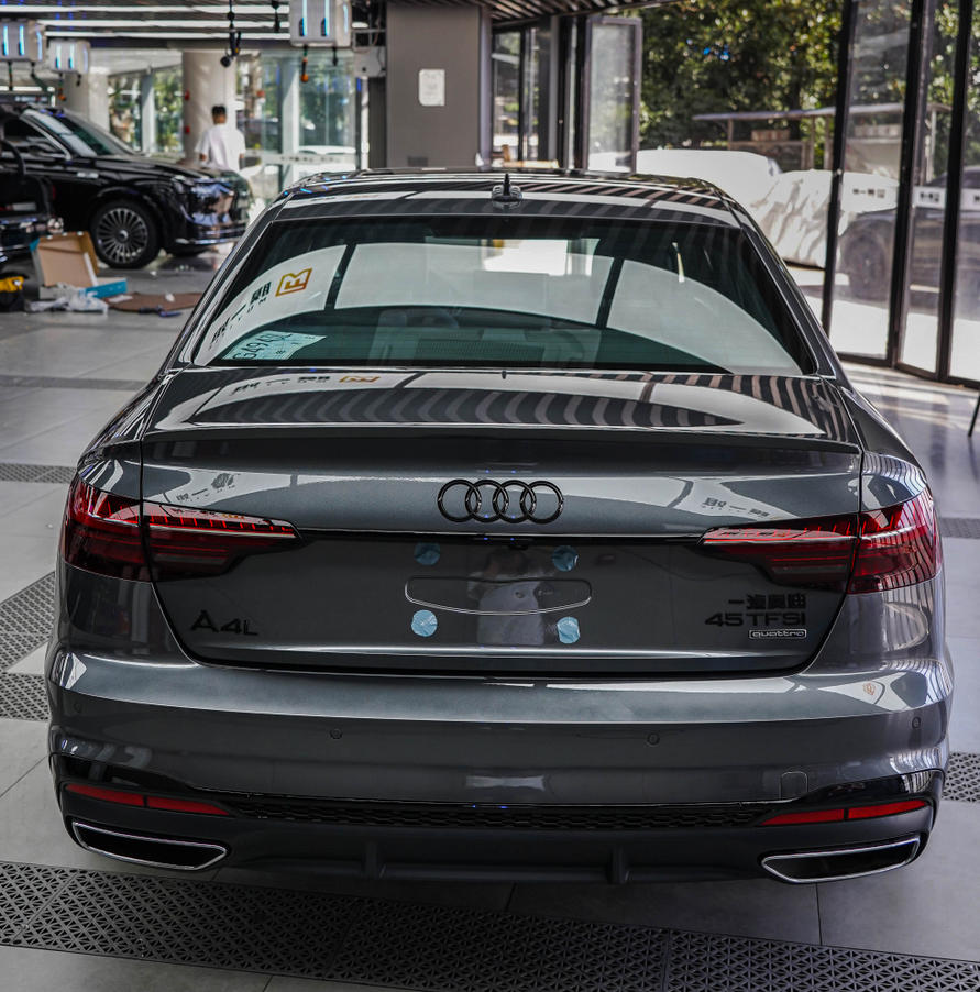 奥迪A4L隐形车衣实拍分享：全方位展现TPU隐形车衣防护实力