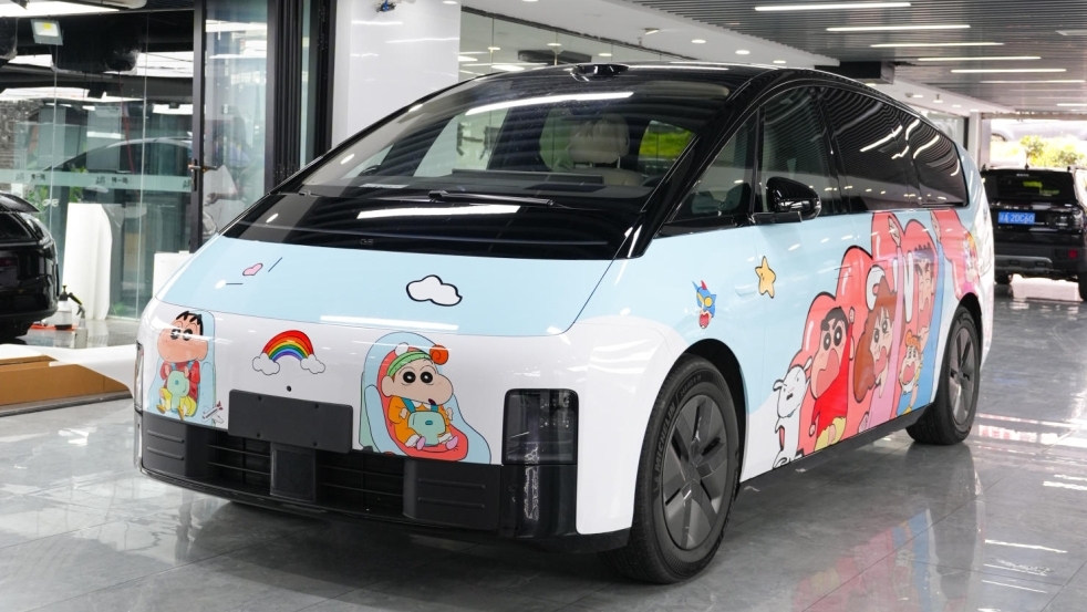 理想Mega车身改色膜定制，轻松实现蜡笔小新主题风格